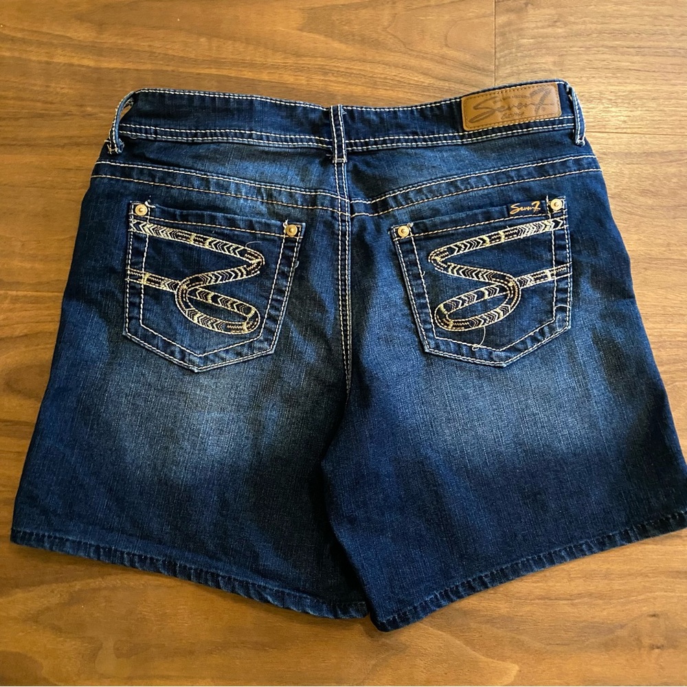 Seven7 Dark Wash Denim Shorts Size 10 Embroidered Pockets - Picture 2 of 5